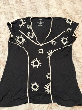 mark. Black V-Neck Short Sleeve Top with Cream Sunburst Accents